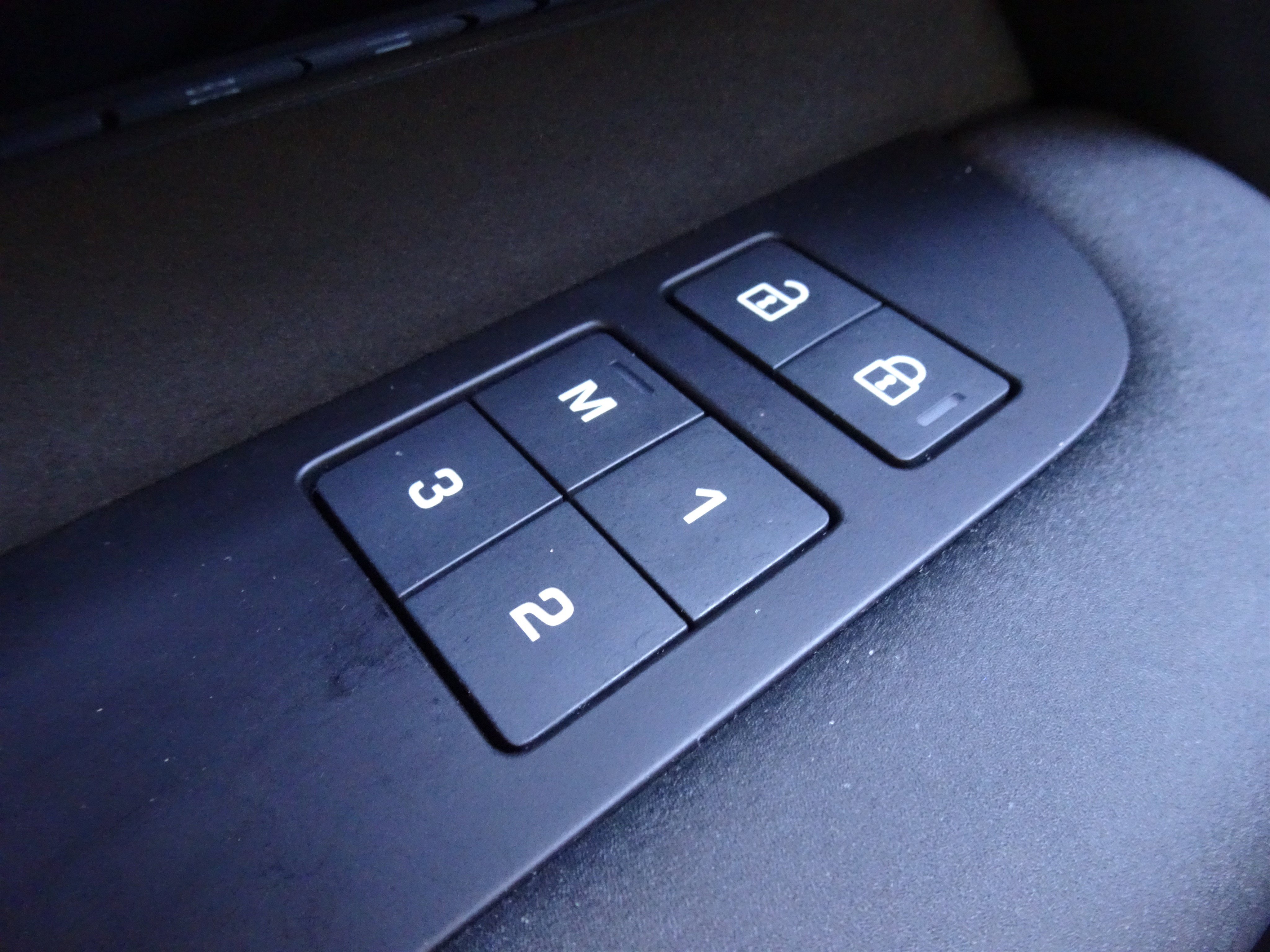 Certified 2025 Land Rover Discovery S AWD/4WD image 37