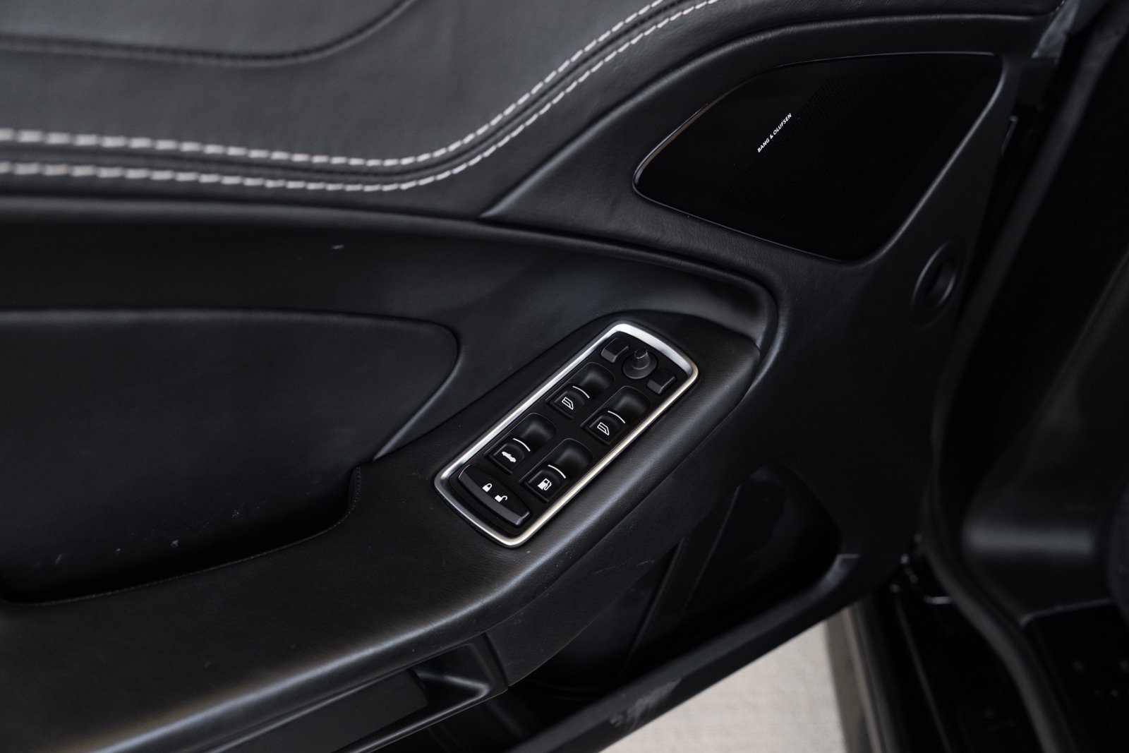 Used 2015 Aston Martin Vanquish Volante RWD image 43