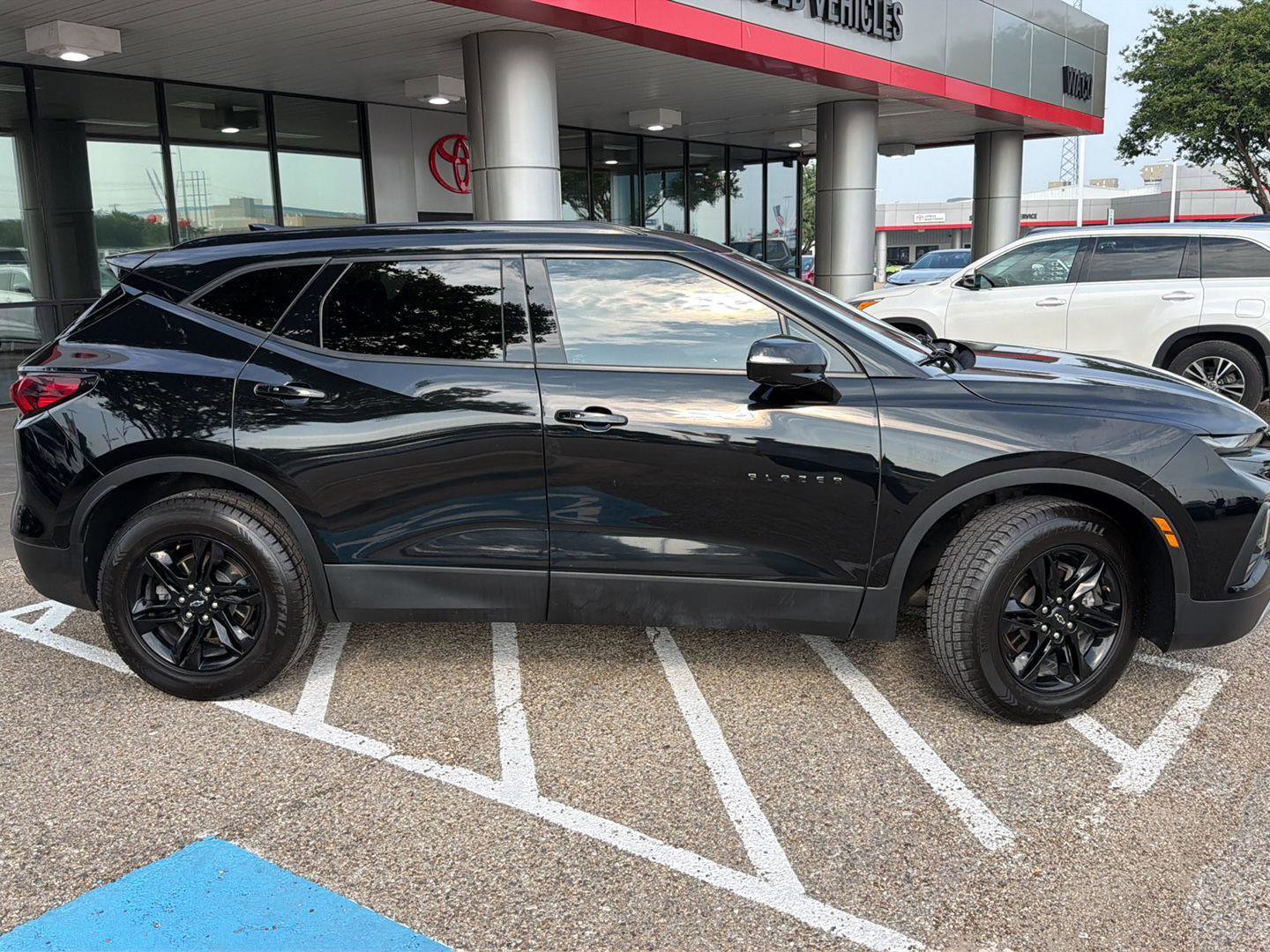 Used 2022 Chevrolet Blazer LT FWD image 2