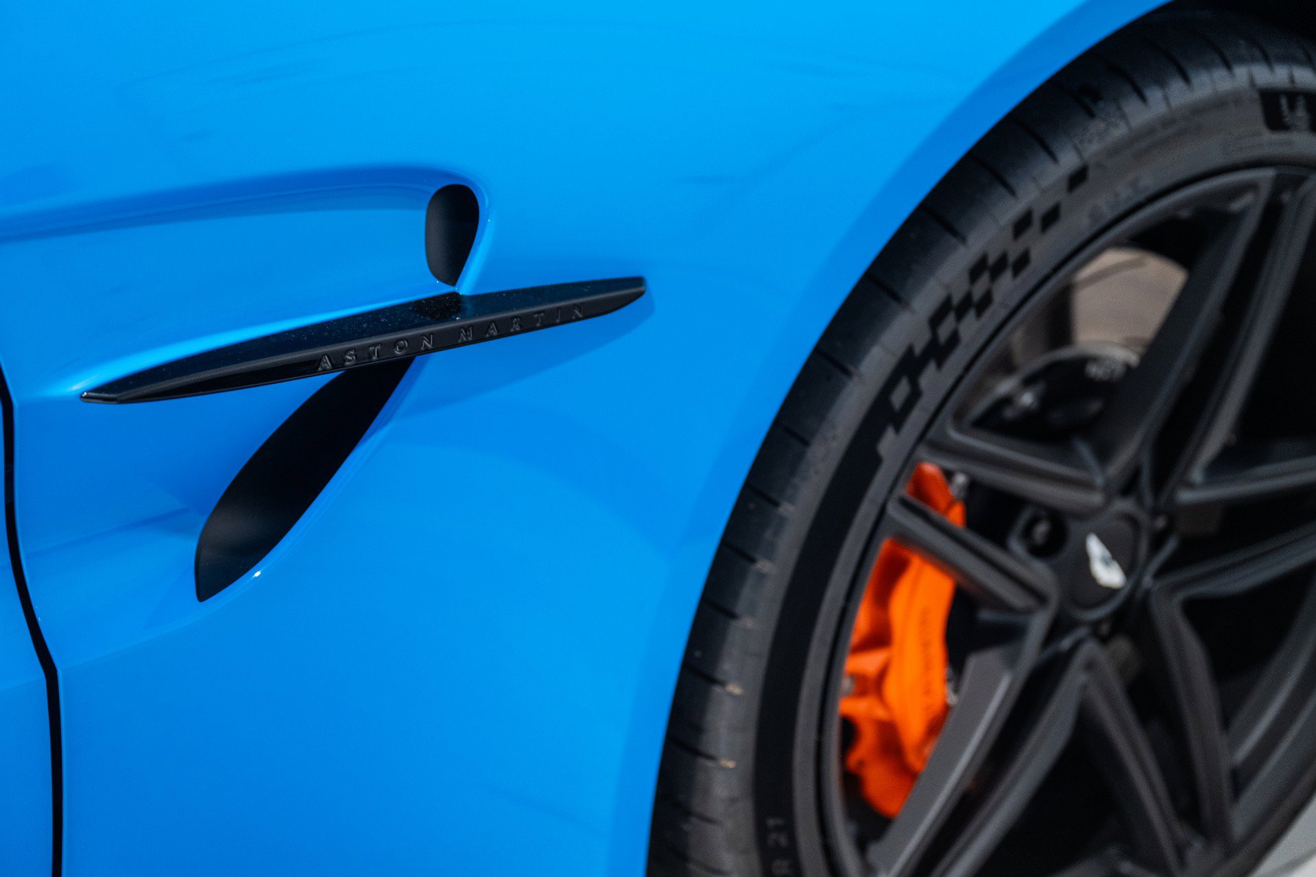 New 2026 Aston Martin V8 Vantage Roadster image 9