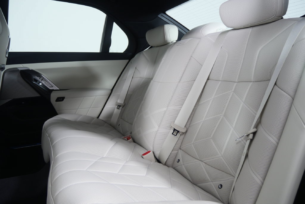 New 2026 BMW 750e xDrive AWD/4WD image 16
