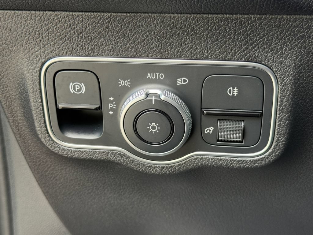 Used 2025 Mercedes-Benz GLB 35 AMG 4MATIC image 21