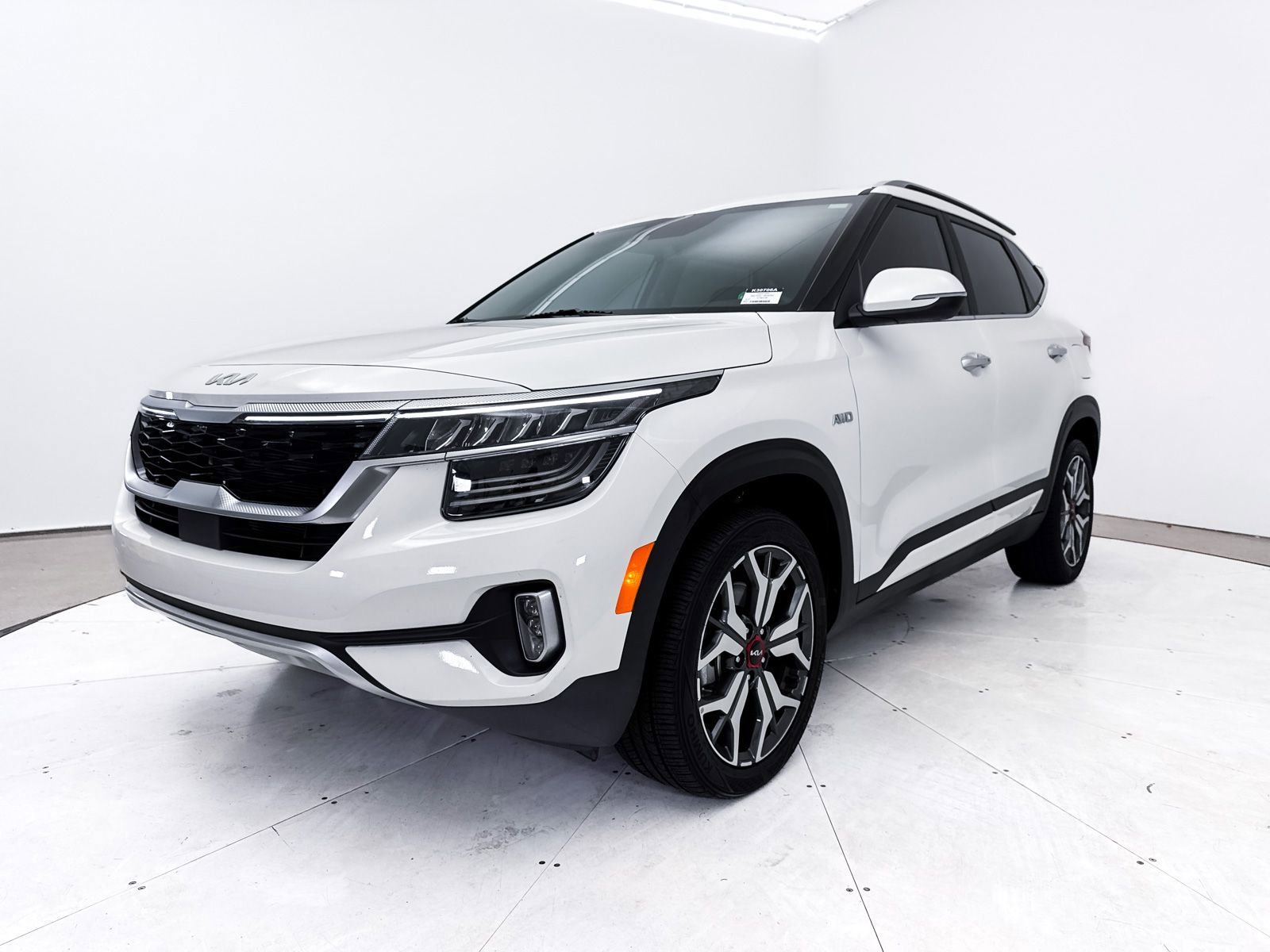 Certified 2022 Kia Seltos SX w/ Sunroof Package image 15