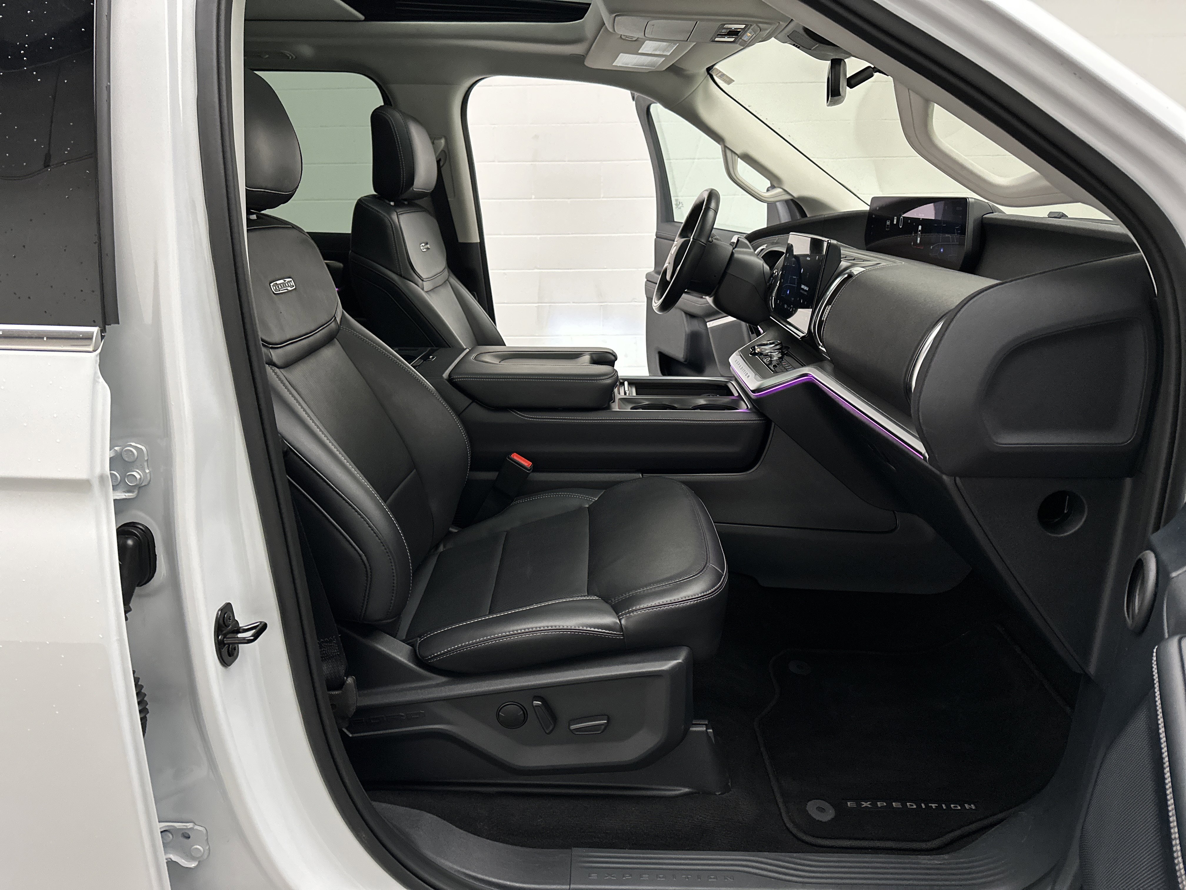 Used 2025 Ford Expedition Platinum image 7