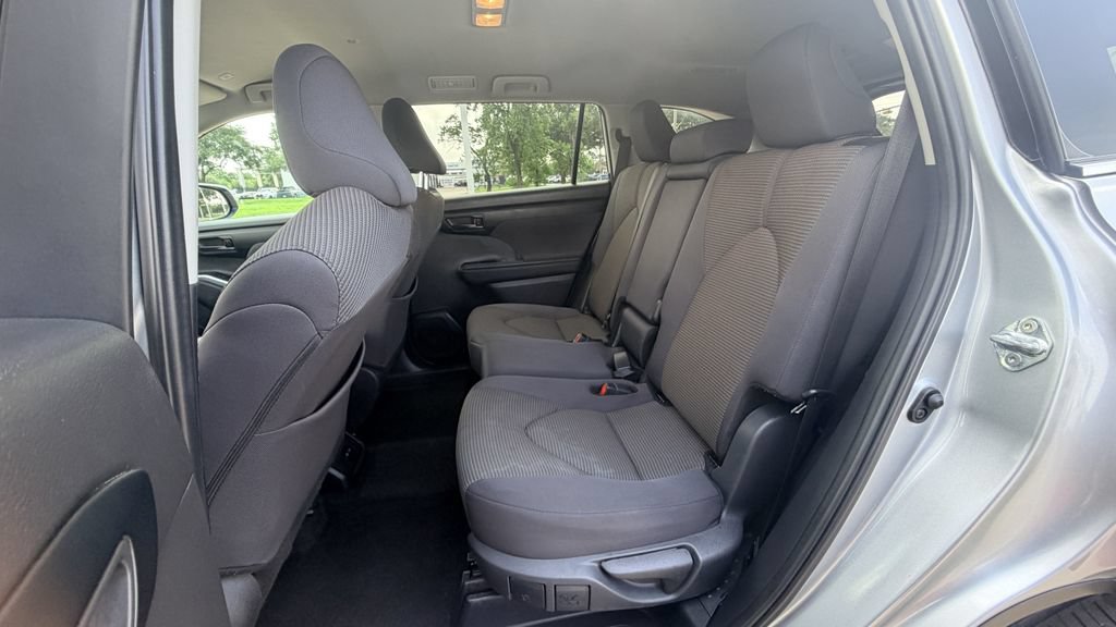 Used 2024 Toyota Highlander LE AWD/4WD image 28