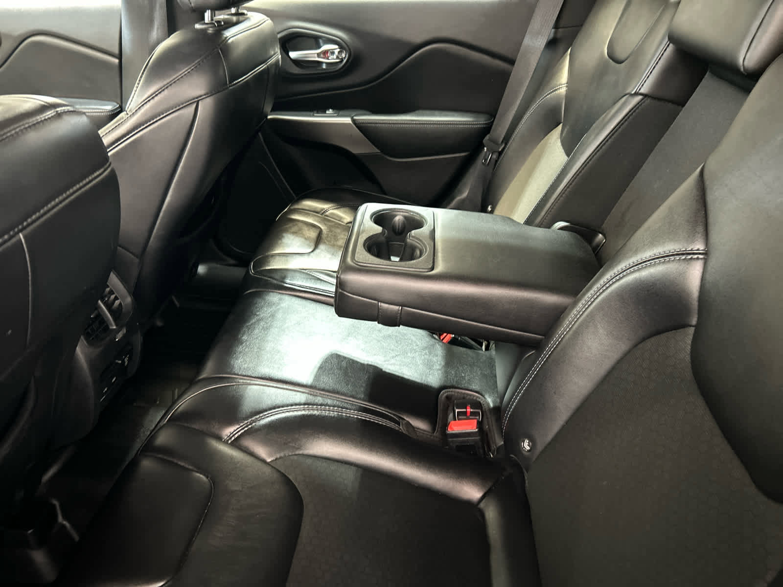 Used 2019 Jeep Cherokee Latitude Plus w/ Comfort/Convenience Group FWD image 5