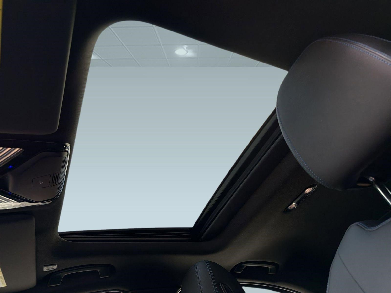 Used 2020 BMW 330i Sedan w/ M Sport Package image 17