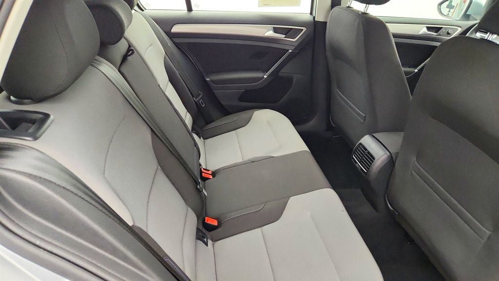 Used 2016 Volkswagen e-Golf SE FWD image 22