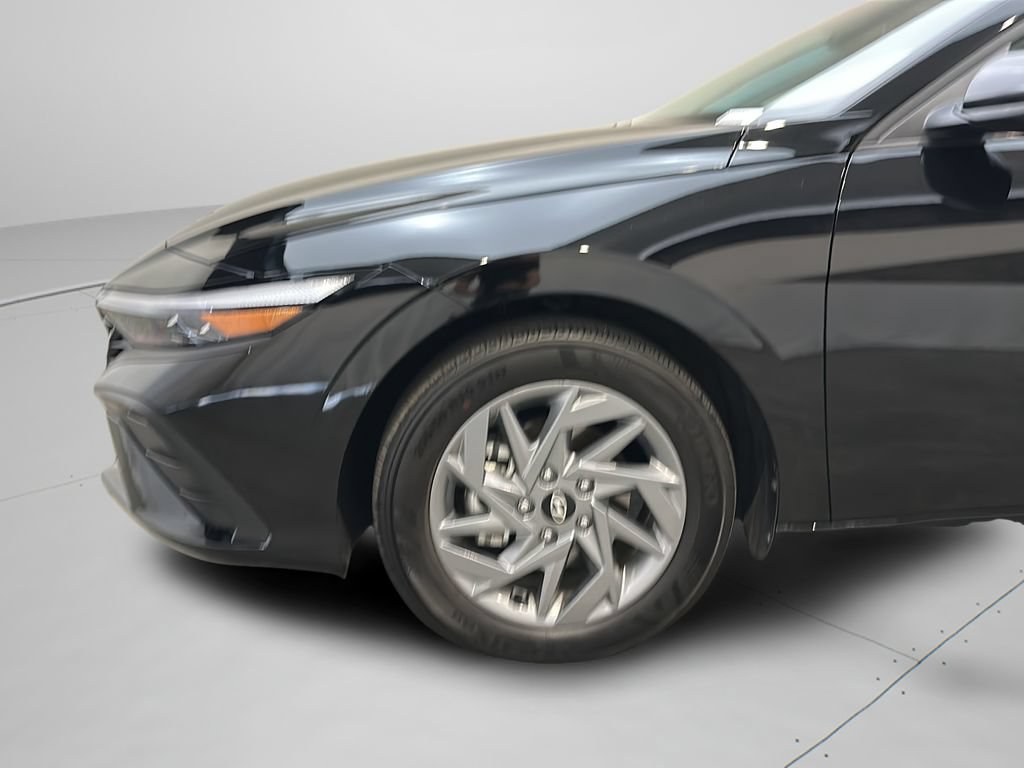 Certified 2025 Hyundai Elantra Hybrid FWD image 9