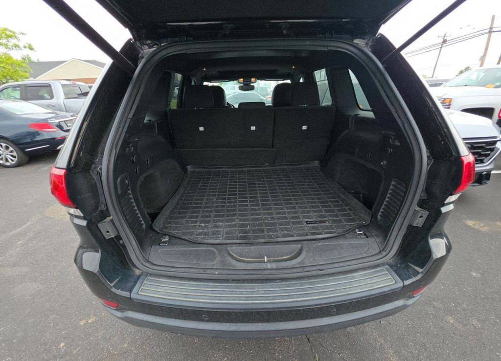 Used 2018 Jeep Grand Cherokee Laredo AWD/4WD image 13