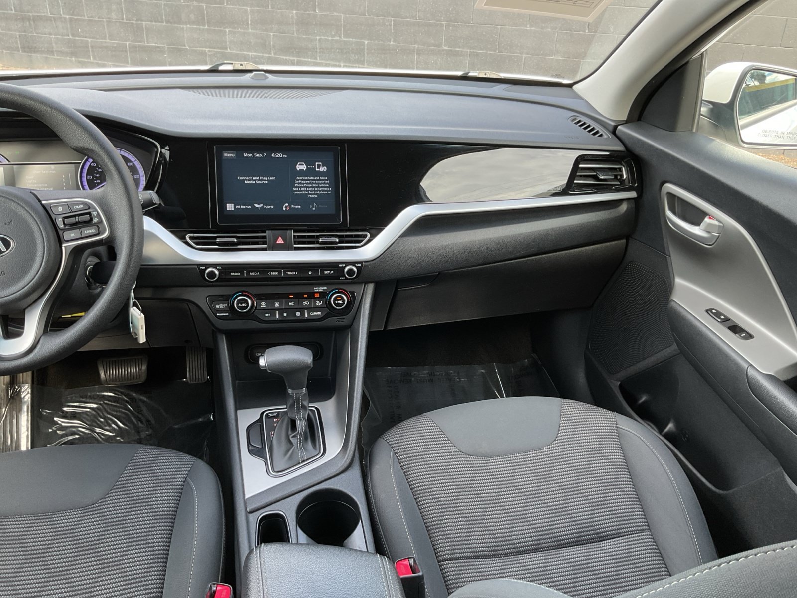 Used 2020 Kia Niro LX FWD image 16