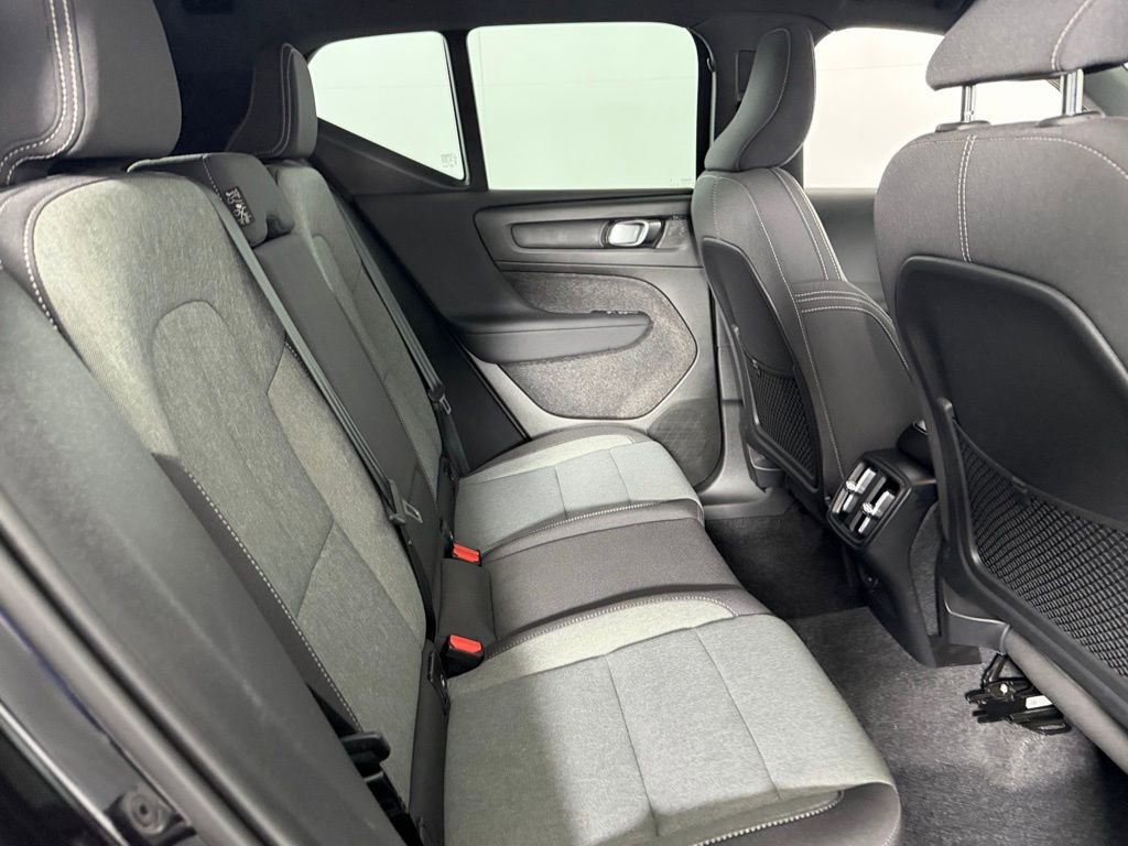 Used 2025 Volvo XC40 B5 Core image 31