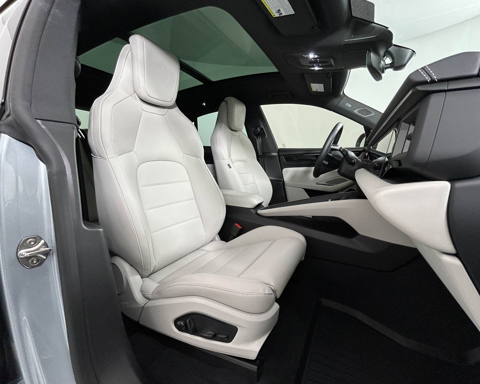 Used 2025 Porsche Macan 4S Electric image 27