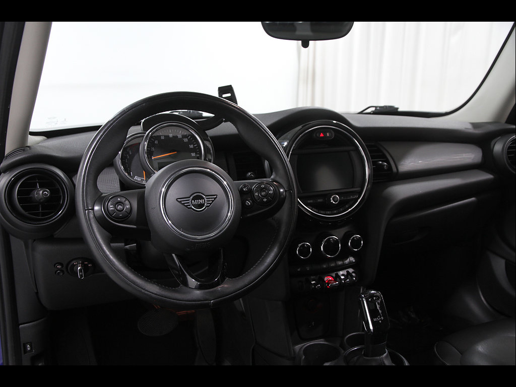 Used 2020 MINI Cooper 4-Door Hardtop FWD image 6