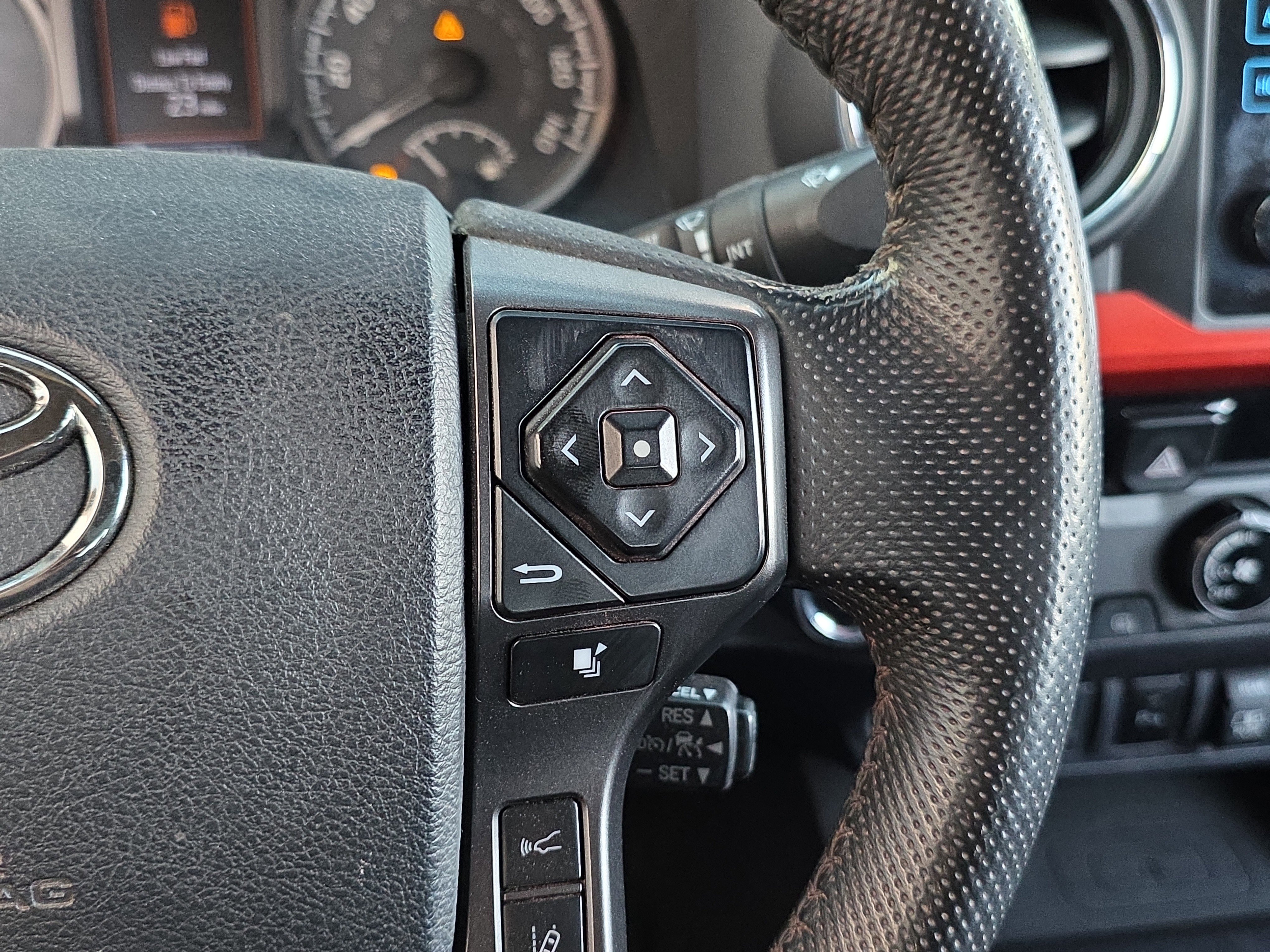 Used 2018 Toyota Tacoma TRD Off-Road w/ Technology Package image 15