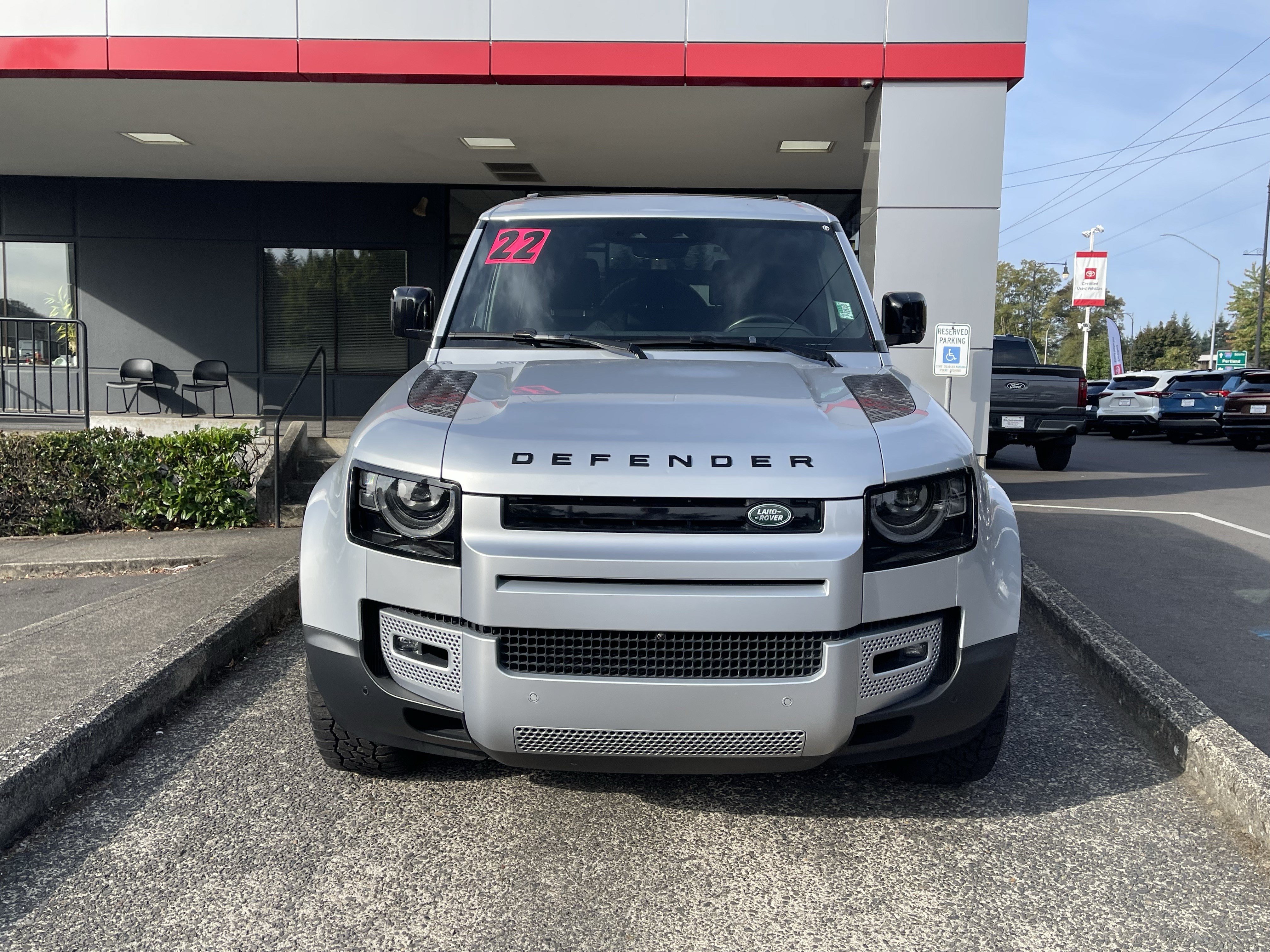 Used 2022 Land Rover Defender 110 SE AWD/4WD image 2
