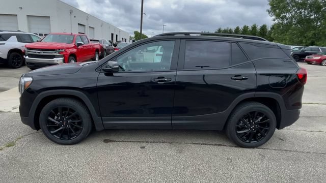 Used 2023 GMC Terrain SLE w/ Driver Convenience Package FWD image 7