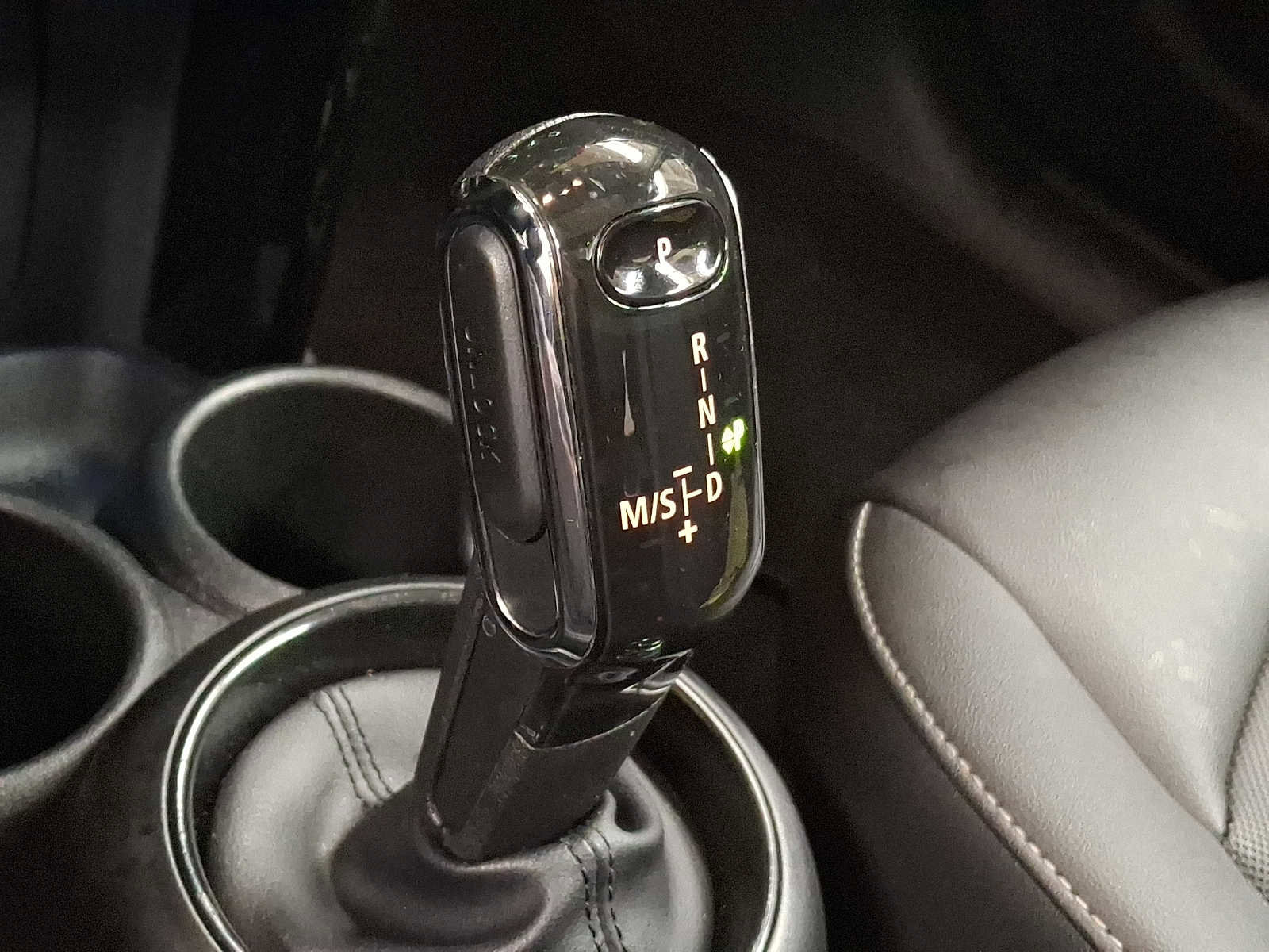 Used 2023 MINI Cooper 4-Door Hardtop w/ Multitone Edition image 12