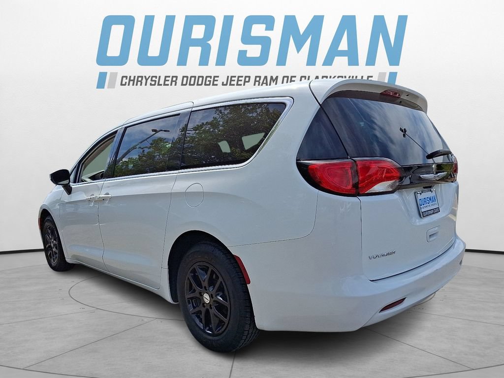 Certified 2023 Chrysler Voyager LX FWD image 4