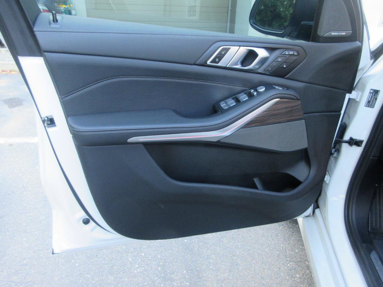 Used 2025 BMW X7 xDrive40i w/ Premium Package AWD/4WD image 5