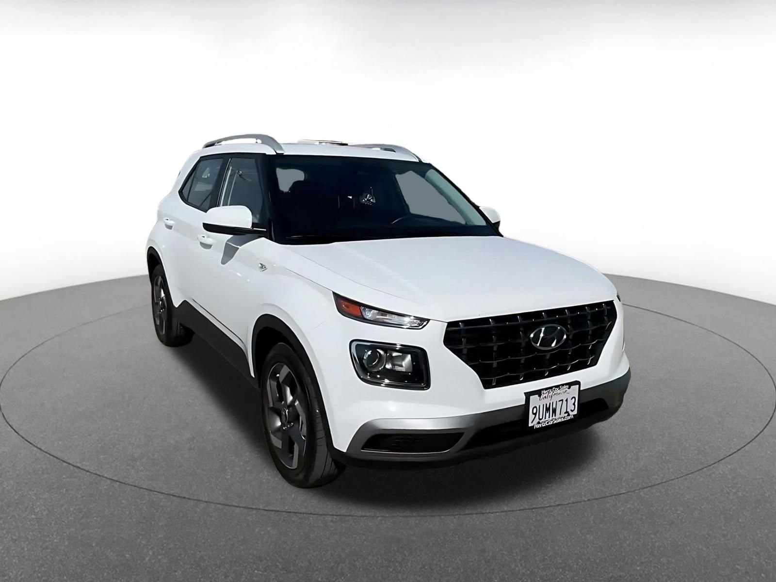 Used 2025 Hyundai Venue SEL image 3