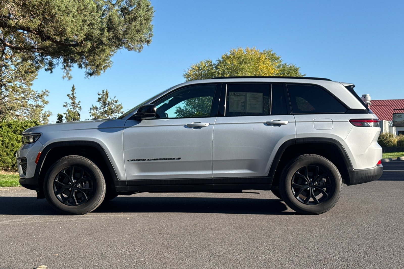 Used 2025 Jeep Grand Cherokee Altitude AWD/4WD image 7