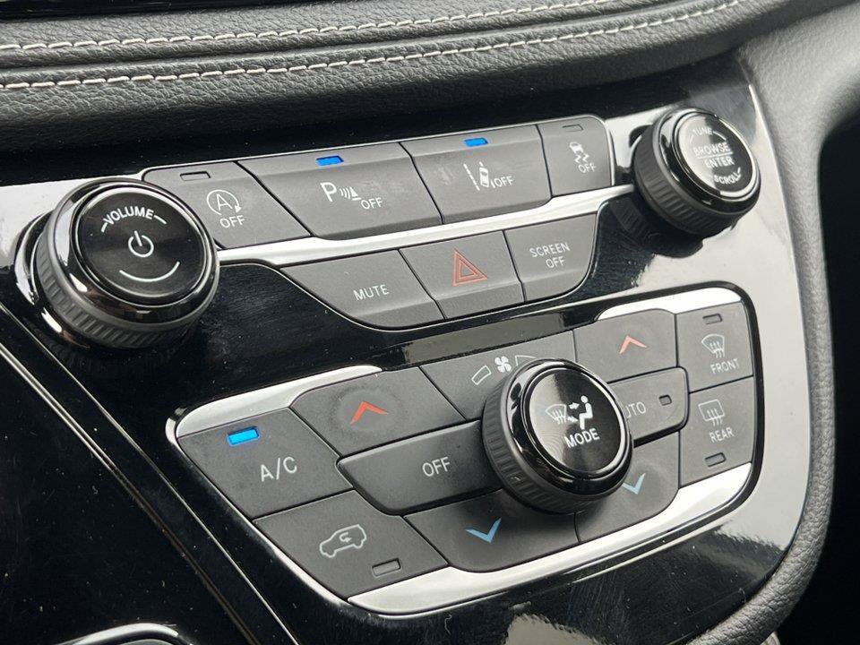 Used 2025 Chrysler Pacifica Limited FWD image 26