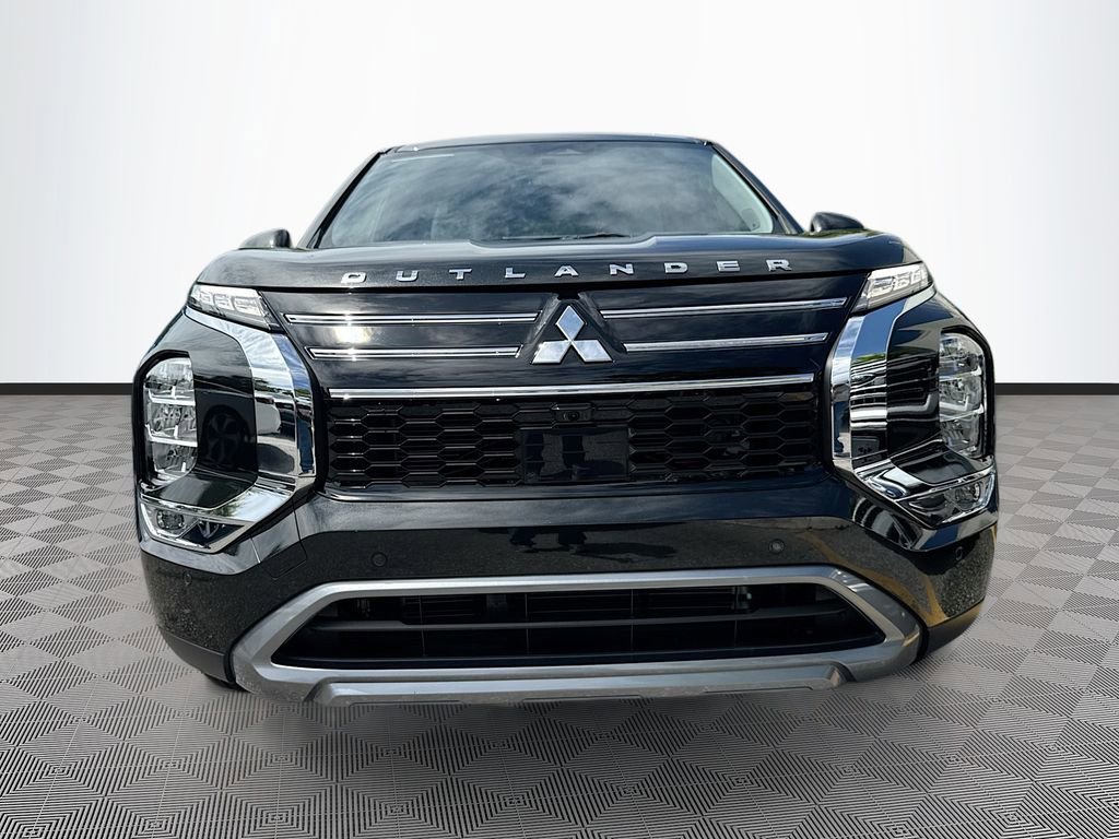Used 2025 Mitsubishi Outlander SE image 2