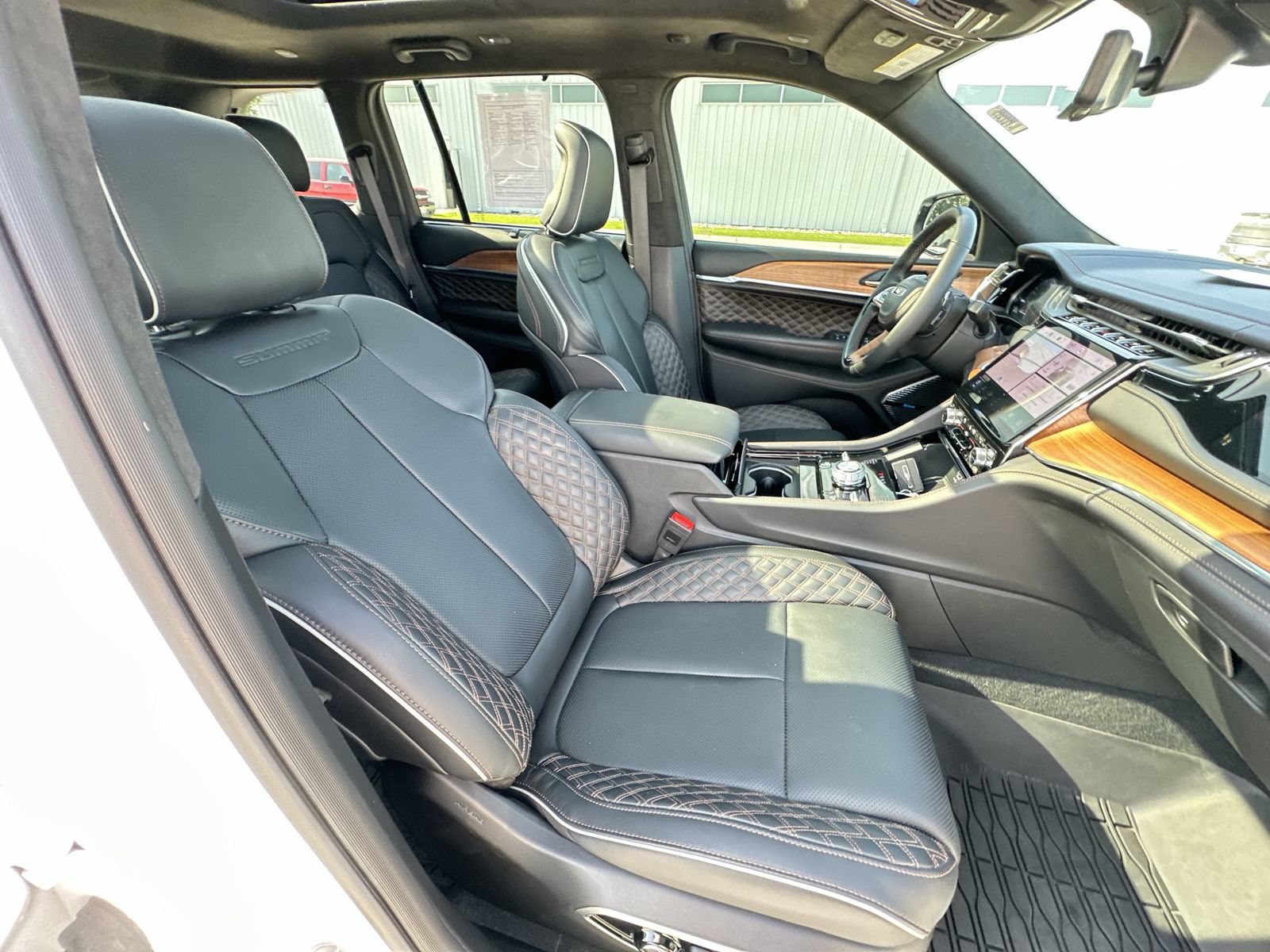 Used 2025 Jeep Grand Cherokee Summit AWD/4WD image 28