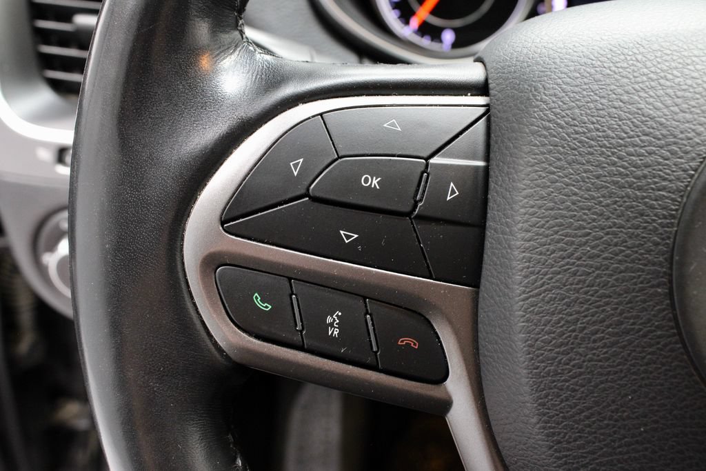 Used 2020 Jeep Cherokee Latitude Plus w/ Comfort/Convenience Group AWD/4WD image 27