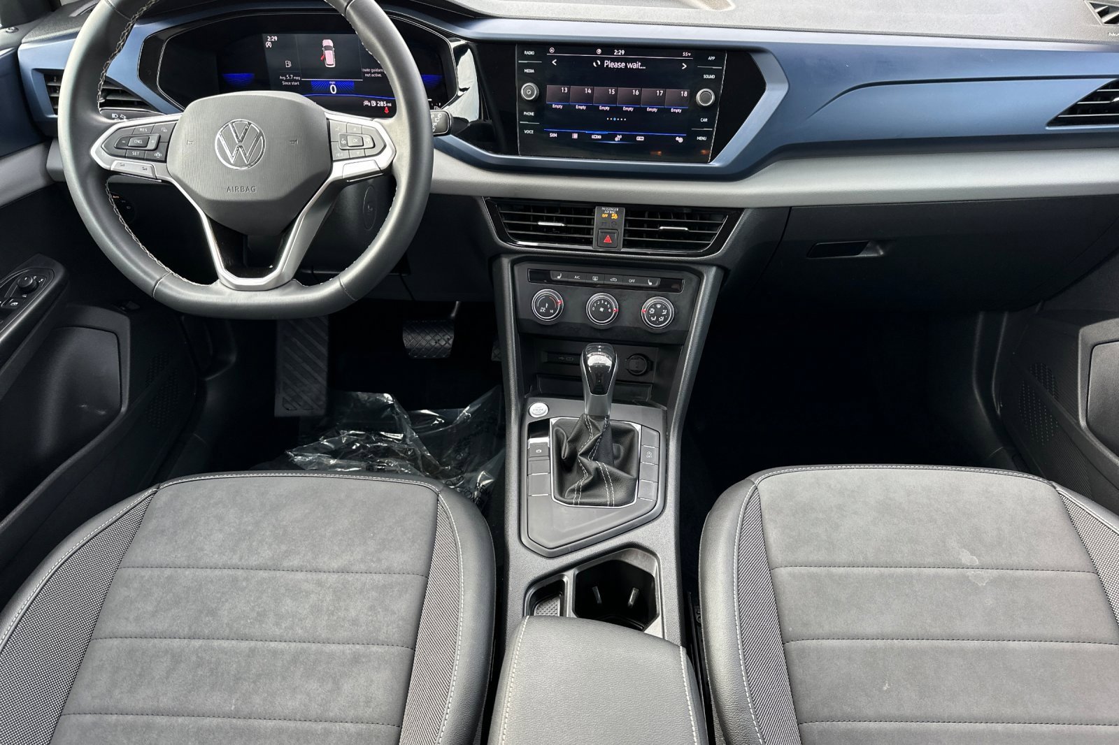 Used 2022 Volkswagen Taos SE image 14