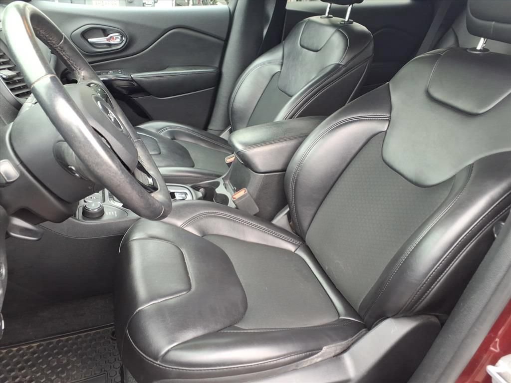 Used 2019 Jeep Cherokee Latitude Plus AWD/4WD image 14