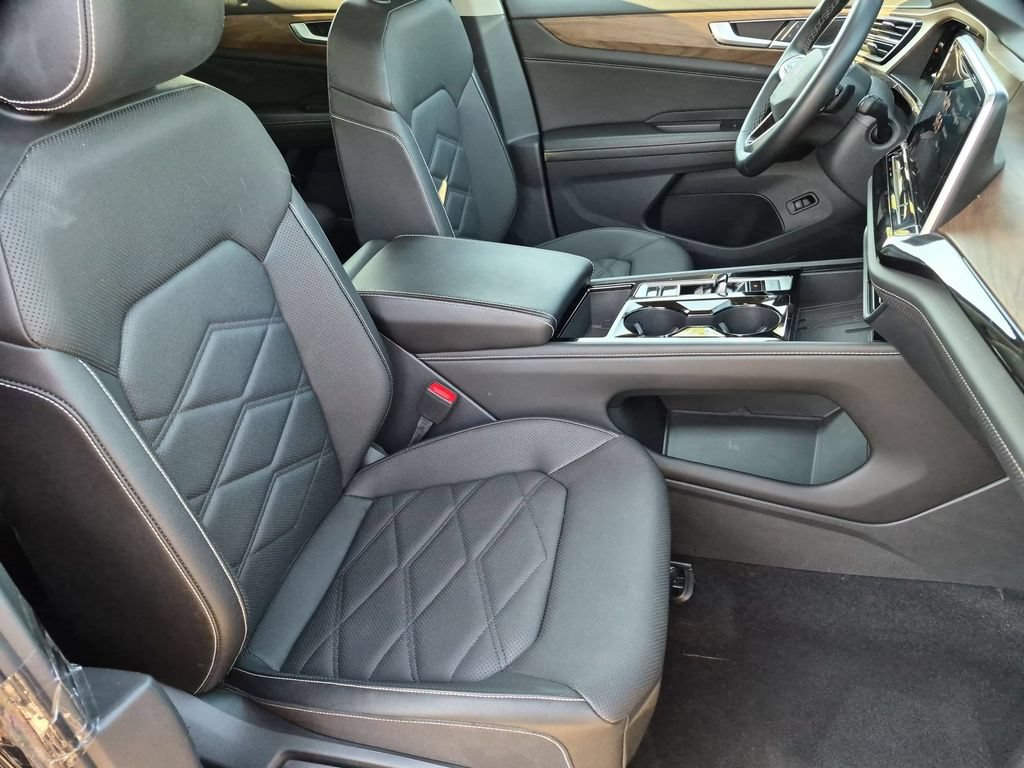 Used 2025 Volkswagen Atlas SE FWD image 31