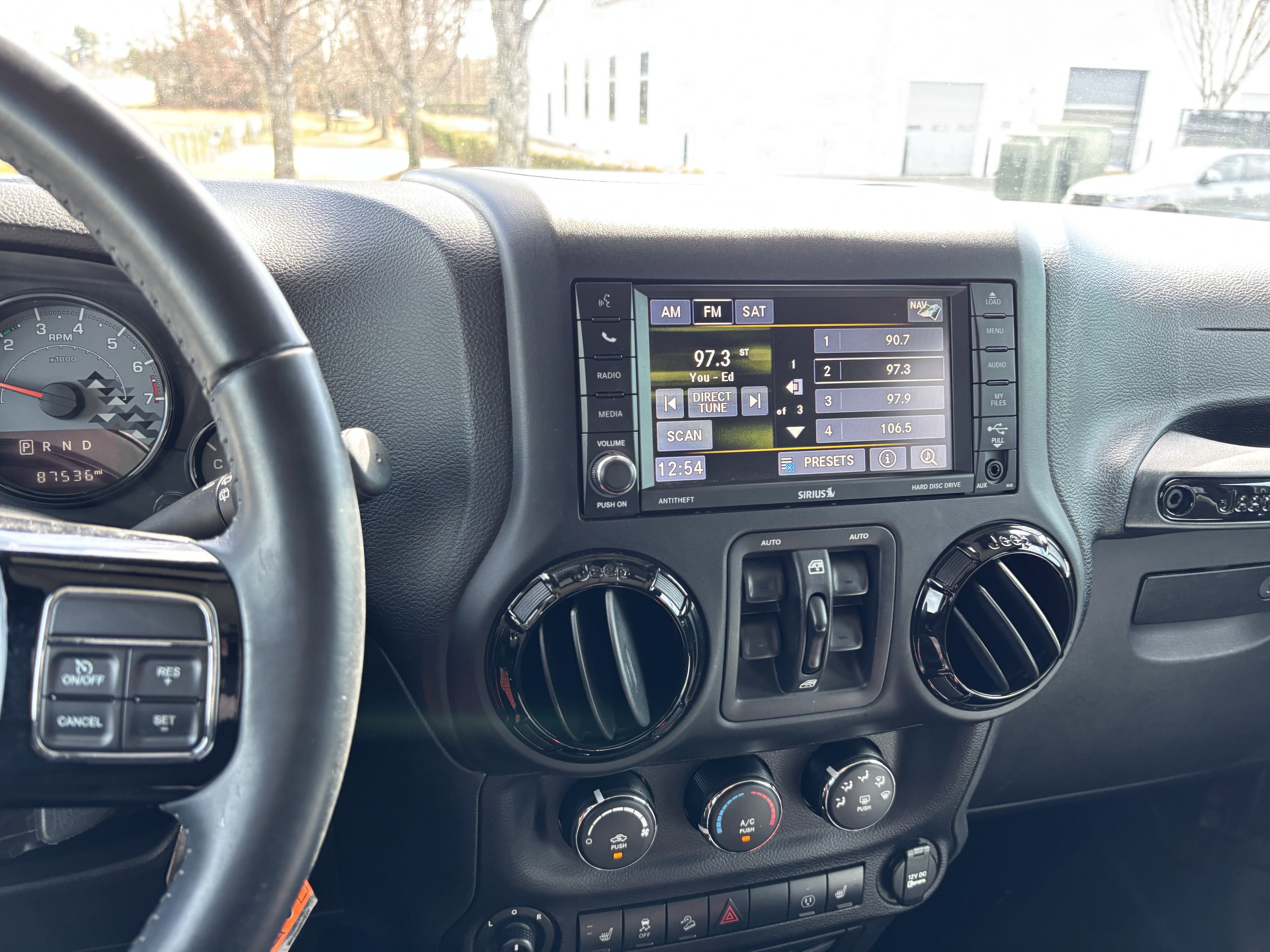 Used 2017 Jeep Wrangler Unlimited Sahara image 31