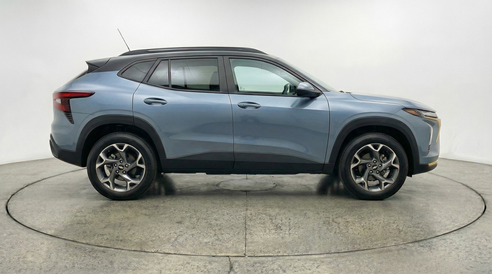 Used 2025 Chevrolet Trax LT image 11