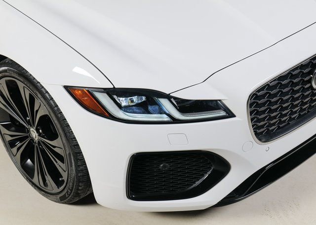 Used 2024 Jaguar XF R-Dynamic SE image 31