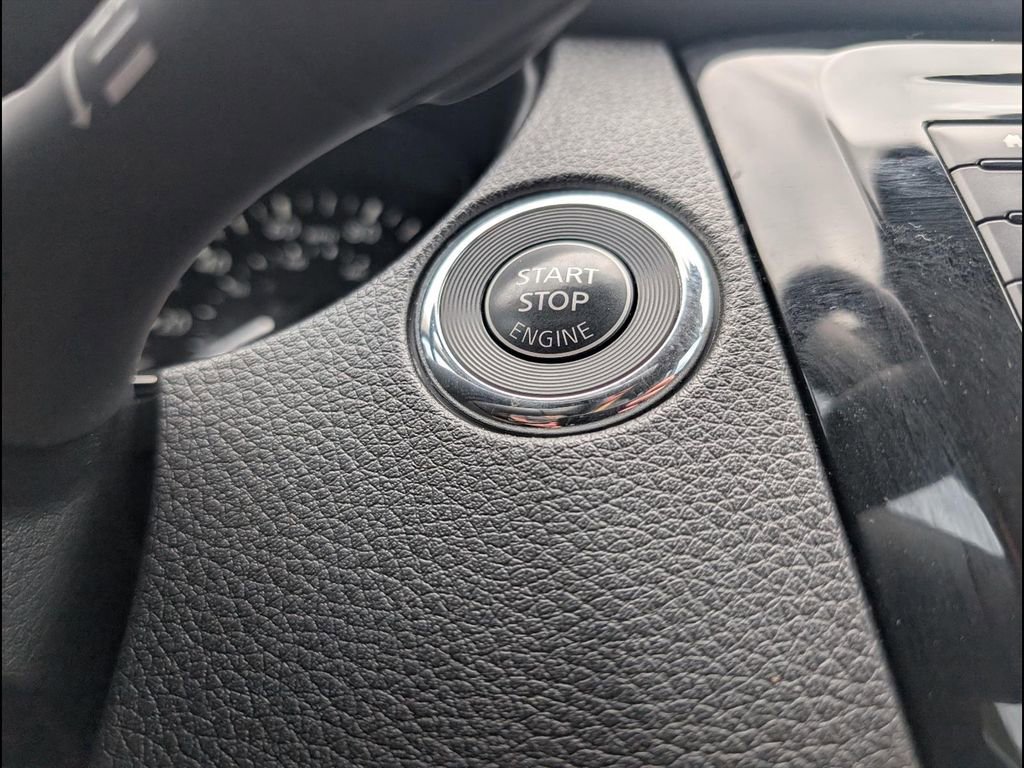 Used 2018 Nissan Rogue SL w/ Premium Package image 16