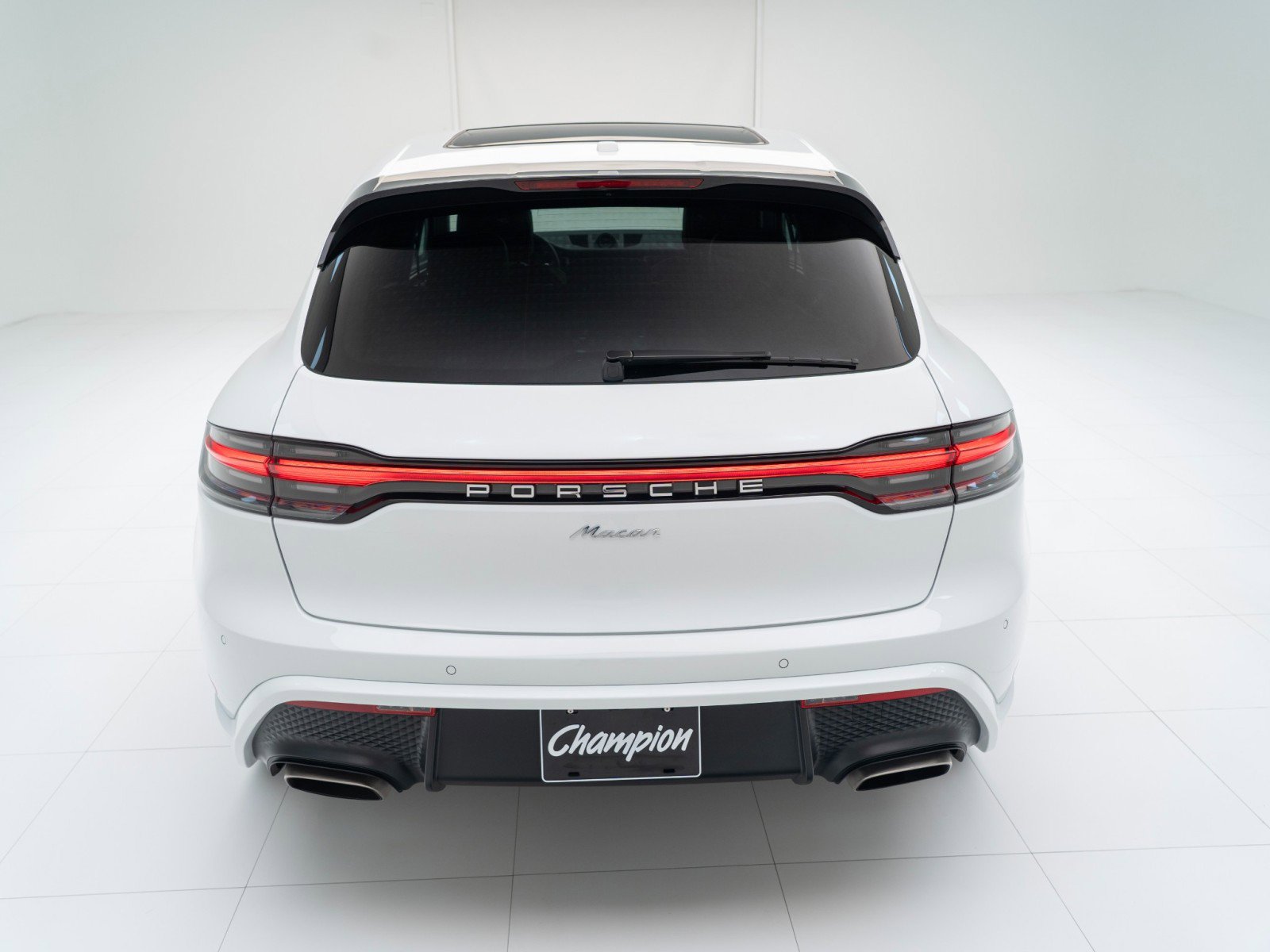 Certified 2025 Porsche Macan AWD/4WD image 10