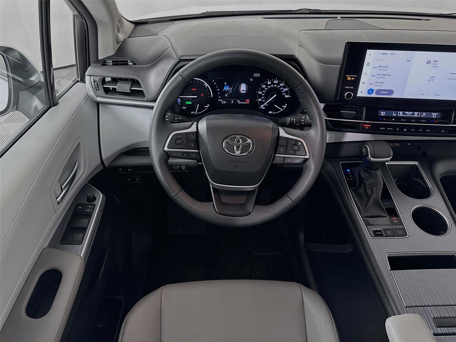 Used 2025 Toyota Sienna XLE w/ XLE Plus Package image 2