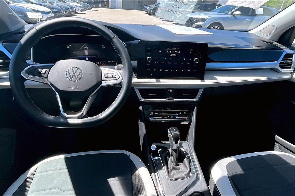 Certified 2025 Volkswagen Taos SE w/ Panoramic Sunroof Package image 3