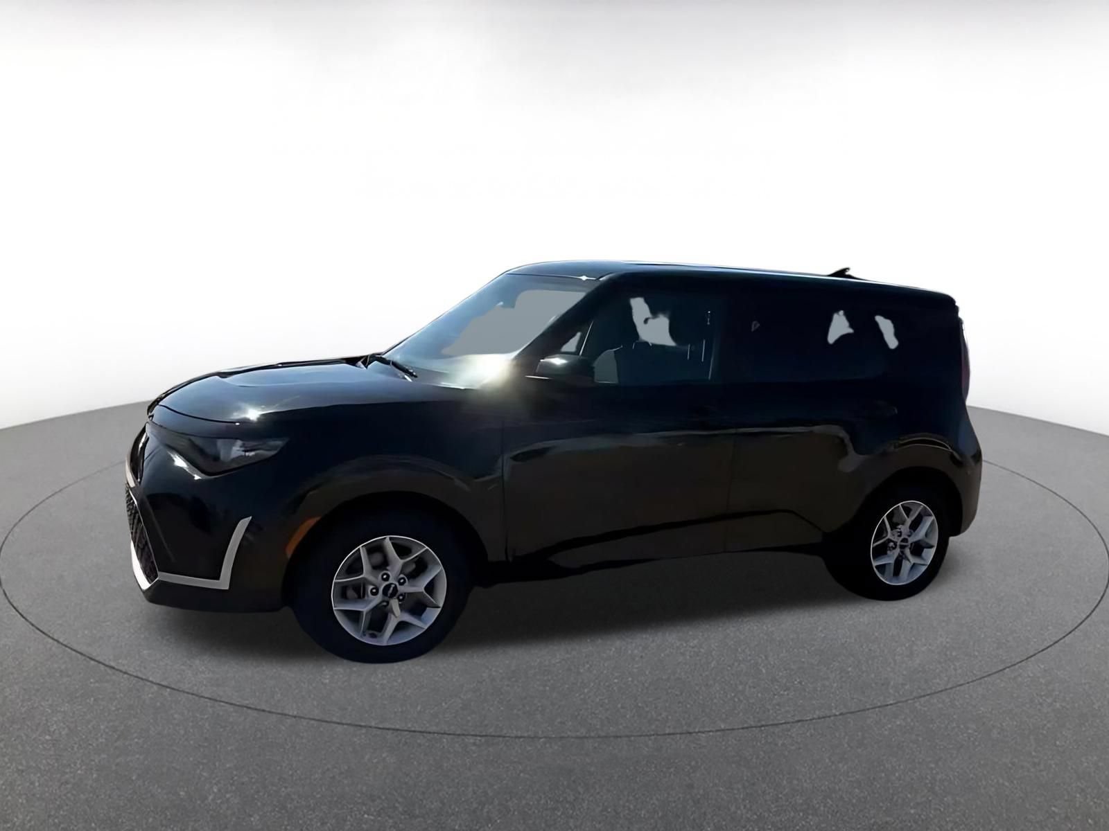 Used 2025 Kia Soul LX w/ LX Technology Package FWD image 6