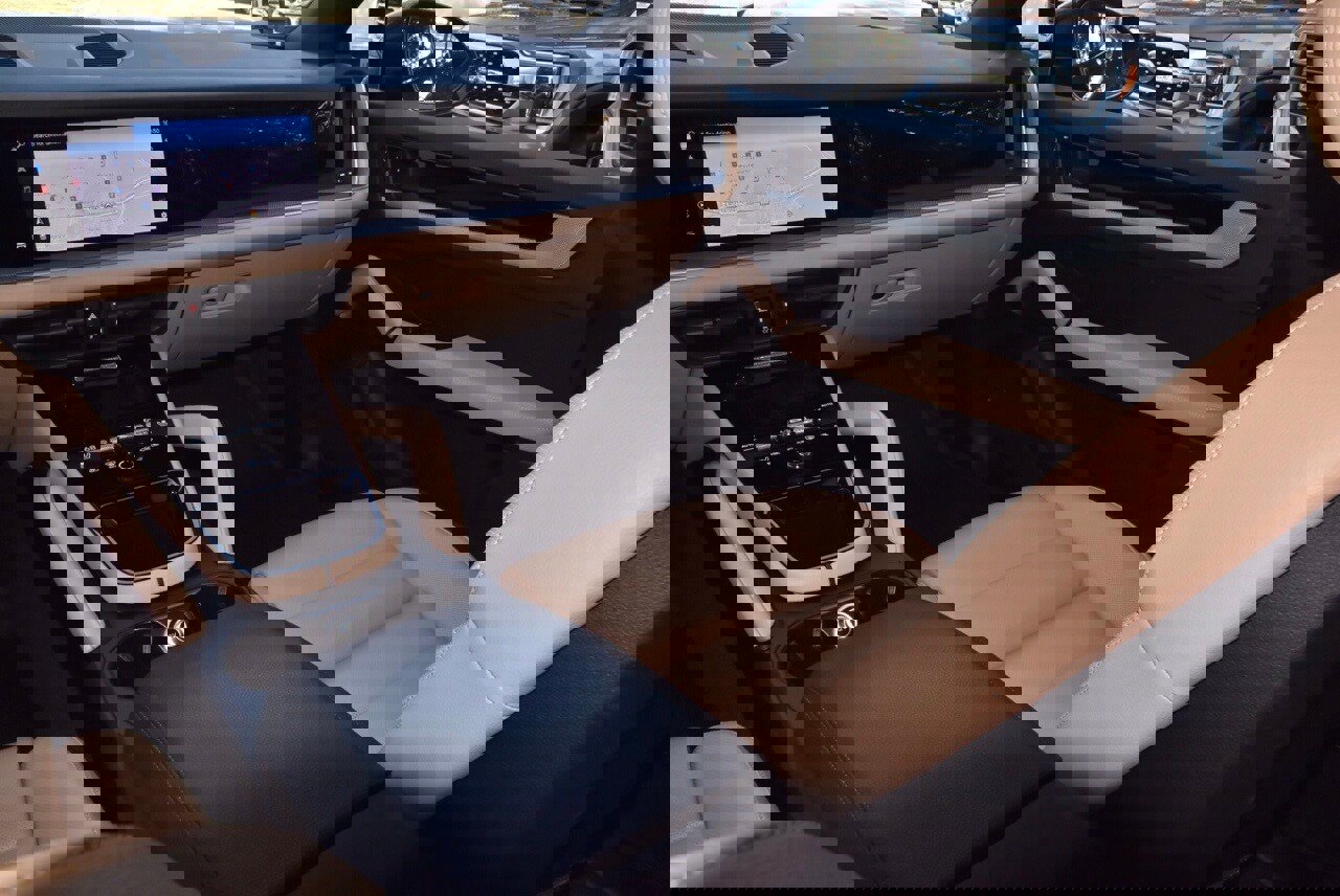 Used 2025 Porsche Cayenne image 17