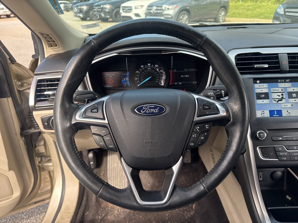 Used 2017 Ford Fusion SE w/ Fusion SE Technology Package FWD image 10