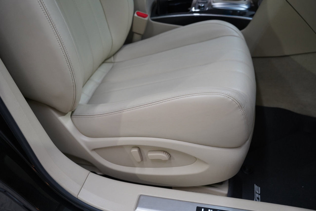 Used 2016 INFINITI QX70 AWD w/ Premium Package image 29