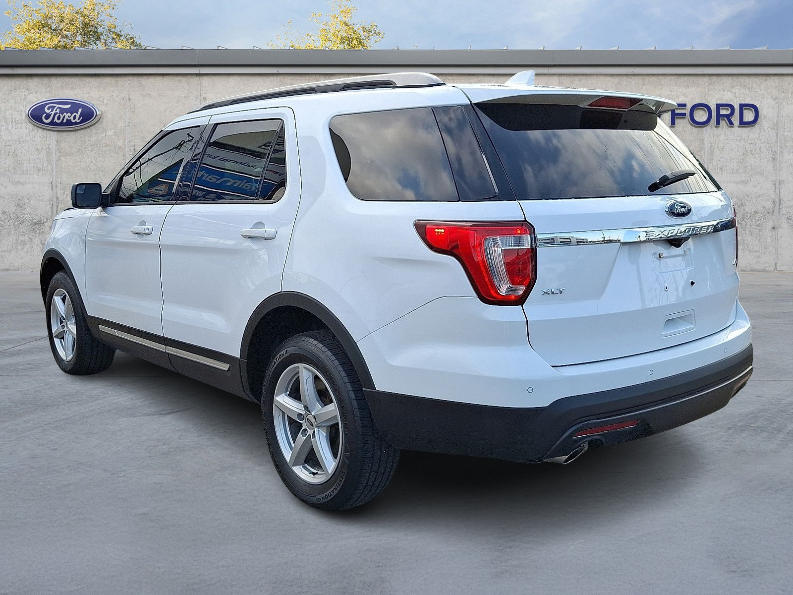 Used 2017 Ford Explorer XLT w/ Equipment Group 202A AWD/4WD image 4