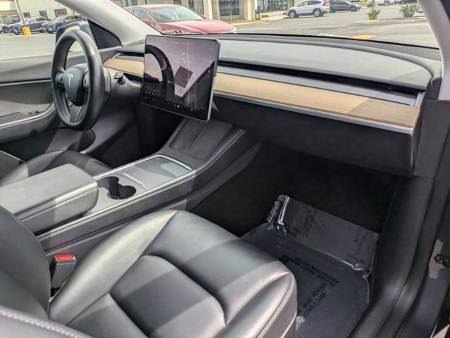Used 2021 Tesla Model Y Long Range image 32