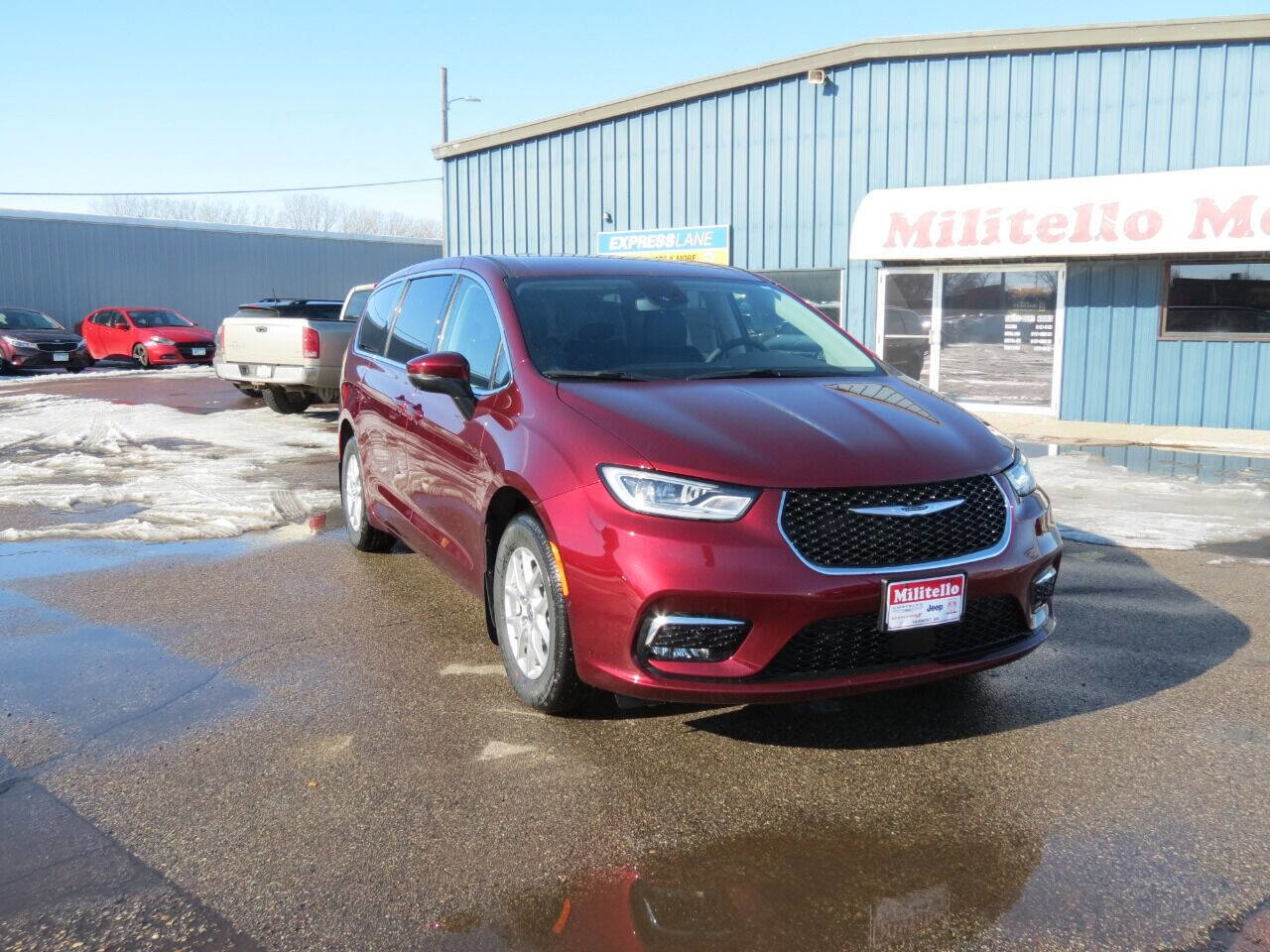 Used 2023 Chrysler Pacifica Touring-L image 3