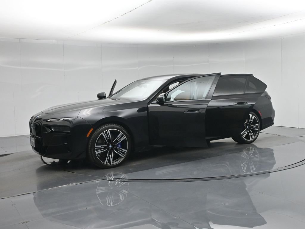 Used 2023 BMW 740i w/ Parking Assistance Package image 5