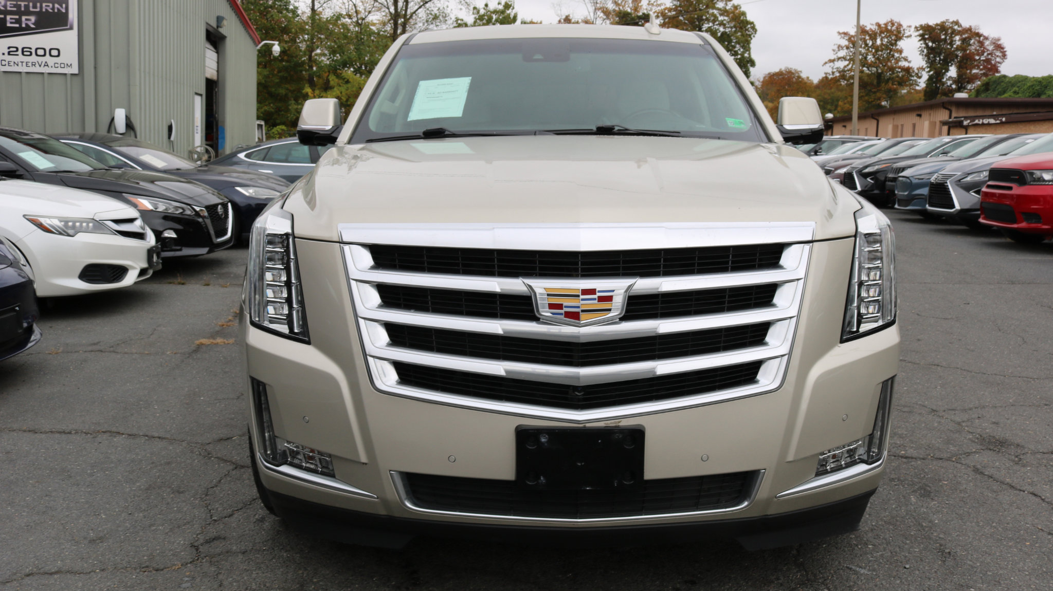 Used 2015 Cadillac Escalade Luxury image 2