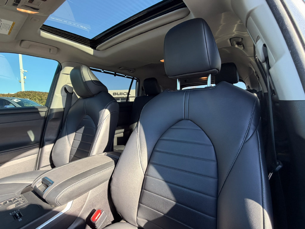 Used 2024 Toyota Highlander XLE FWD image 29